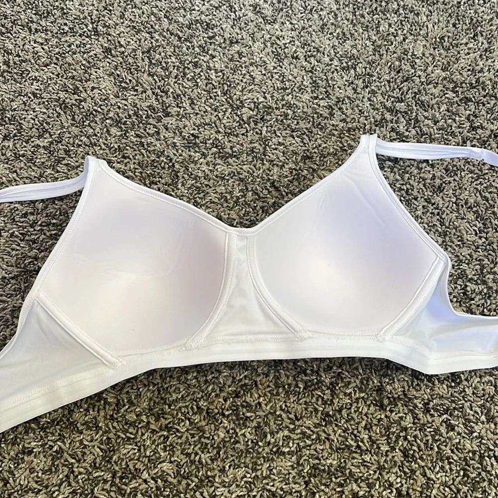 NEW Hanes bra white wire-free bra with adjustable straps size medium